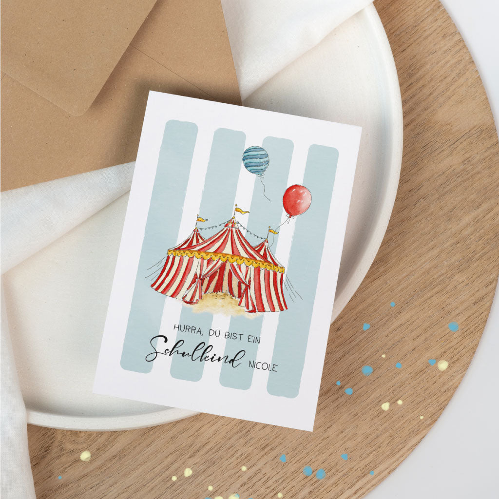 Karte zur Einschulung: Glückwunschkarte zum Schulanfang mit Namen personalisierbar, Zirkus-Motiv mit rot-weißem Zelt und zwei Ballons.