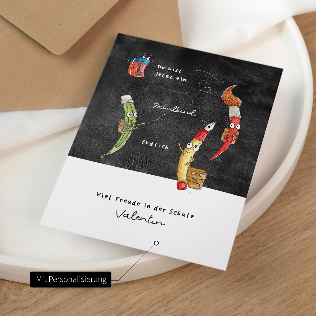 Karte mit Namen personalisiert, im Hintergrund passendes Kuvert aus Kraftpapier