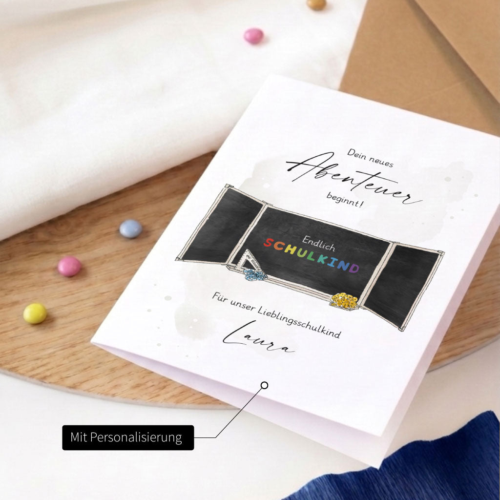 Personalisierte Glückwunschkarte für den Schulanfang mit Tafel Aquarell Motiv im Detail.