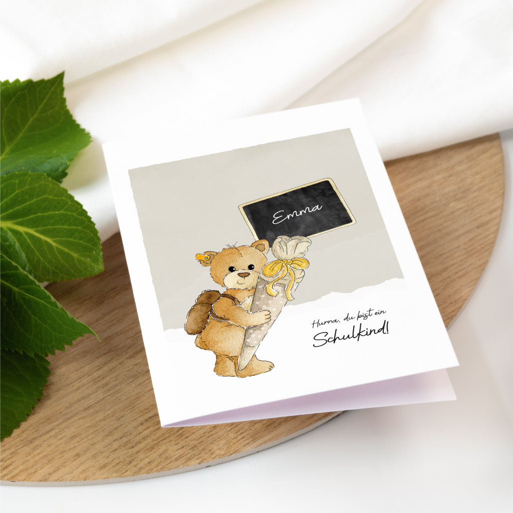 Klappkarte mit Teddybär, Schultüte, Schulranzen und Tafel