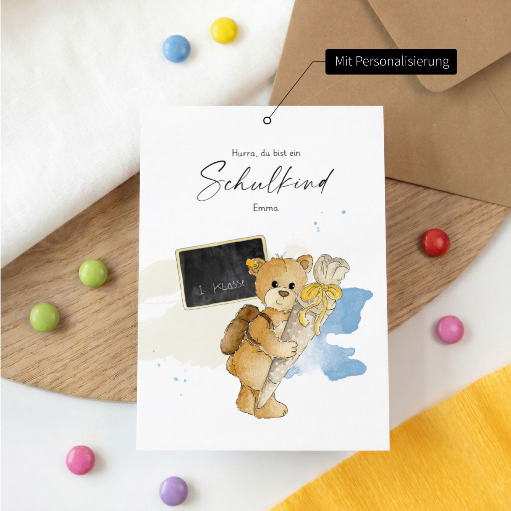 Personalisierte Glückwunschkarte für den Schulanfang mit Teddy Aquarell Motiv und passendem Umschlag.