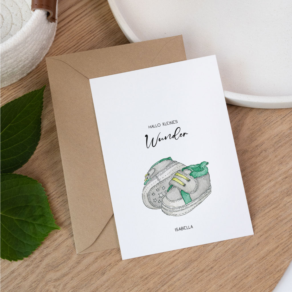 Glückwunschkarte zur Geburt eines Babys mit handgemaltem Aquarellmotiv von Babyschuhen, personalisierbare Geburtskarte mit Namen