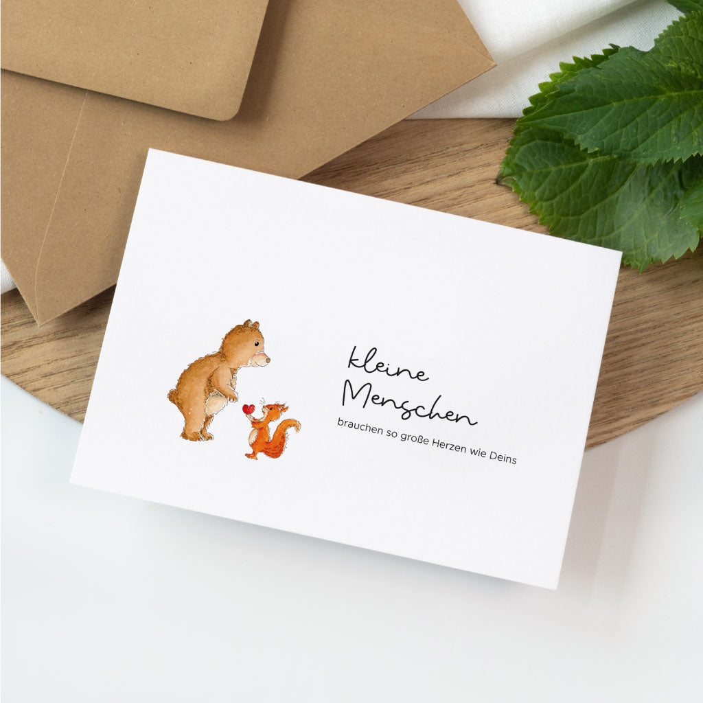 Karte zum Kindergarten Abschied mit Bär und Eichhörnchen Motiv und Text "Kleine Menschen brauchen so große Herzen wie Deins"