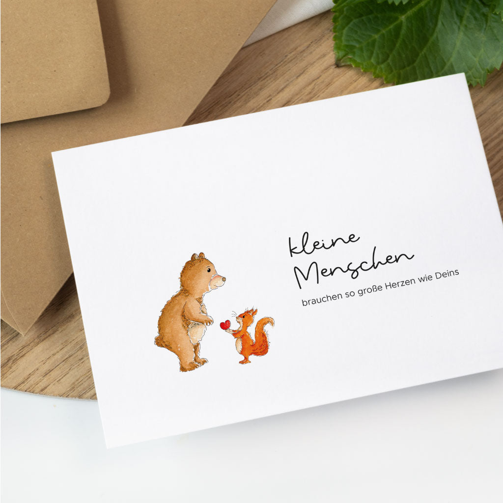 Detail des strukturierten Postkarten Kartons, Eichhörnchen überreicht großem Bär ein Herz