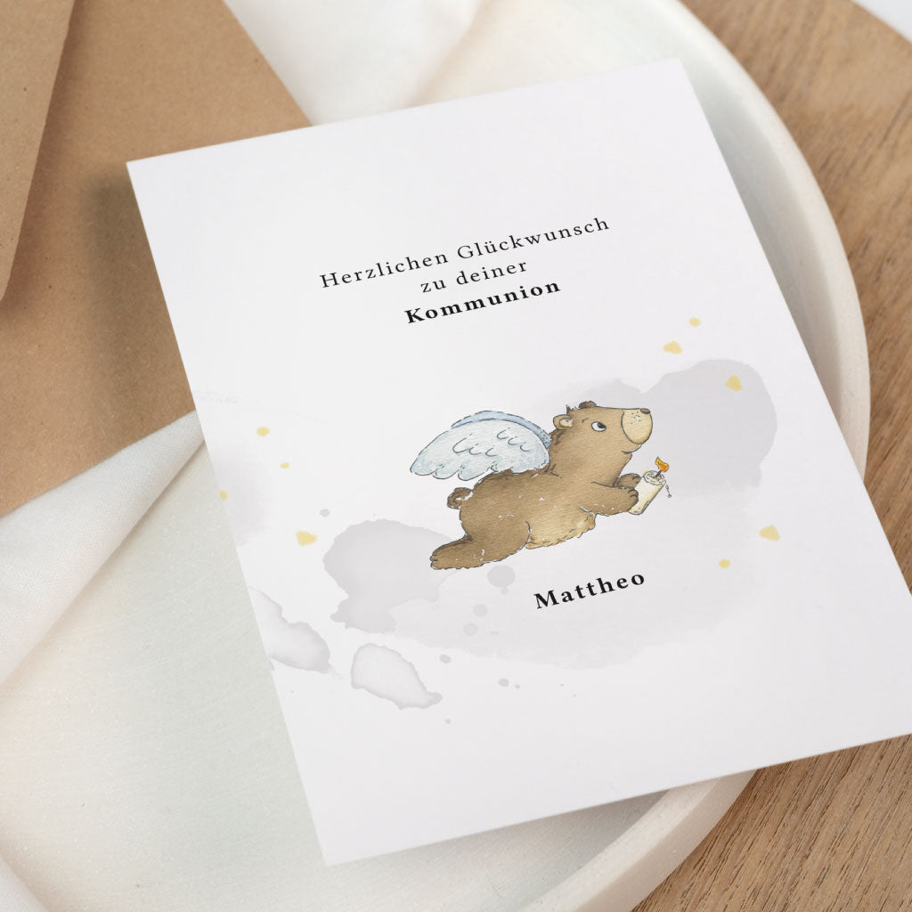 Detailansicht der Glückwunschkarte zur Kommunion mit handgemaltem Bärenmotiv und personalisierbarem Namen