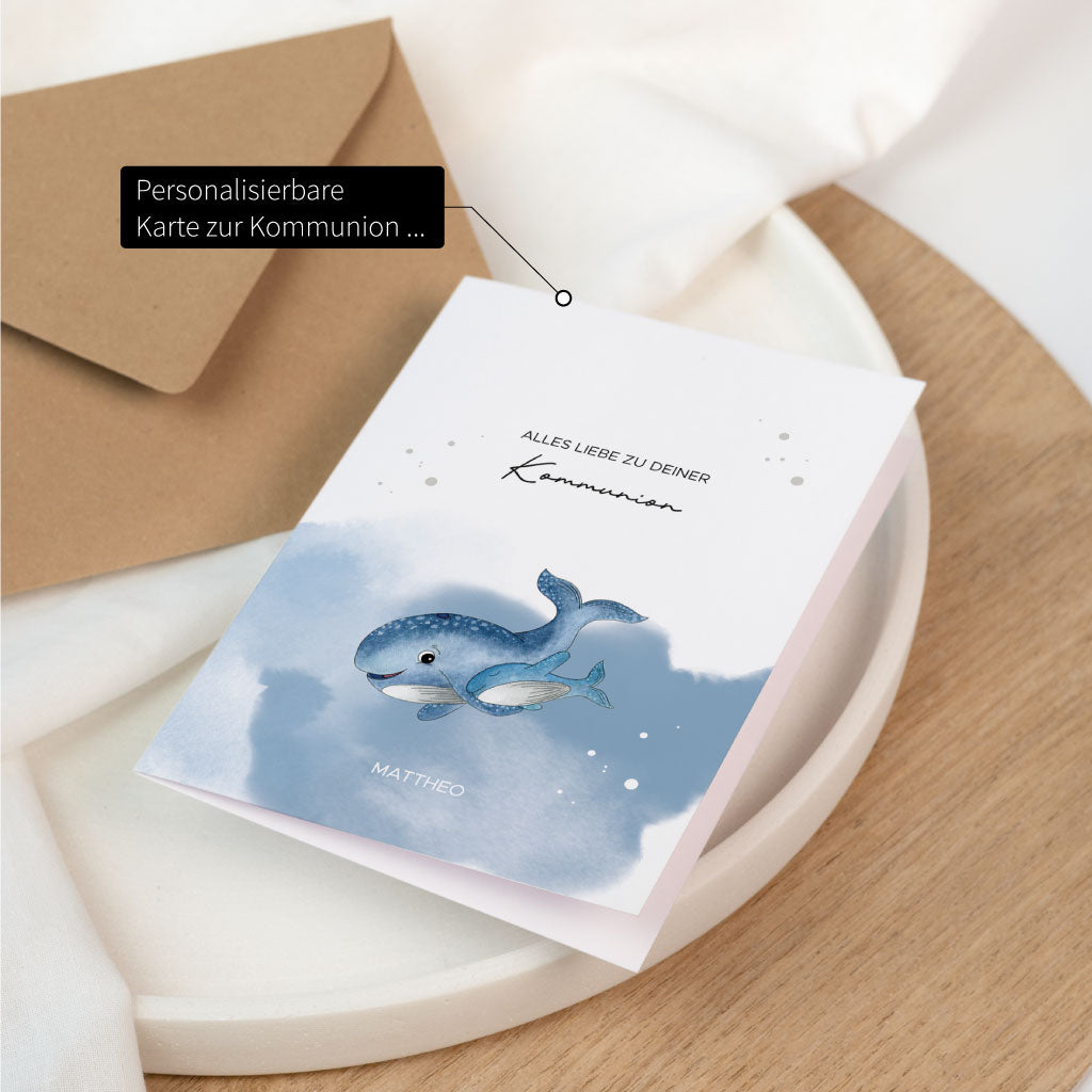 Aufgestellte personalisierbare Karte zur Kommunion mit Name und handgemaltem Wal, eine besondere Glückwunschkarte für Jungen und Mädchen zur Feier