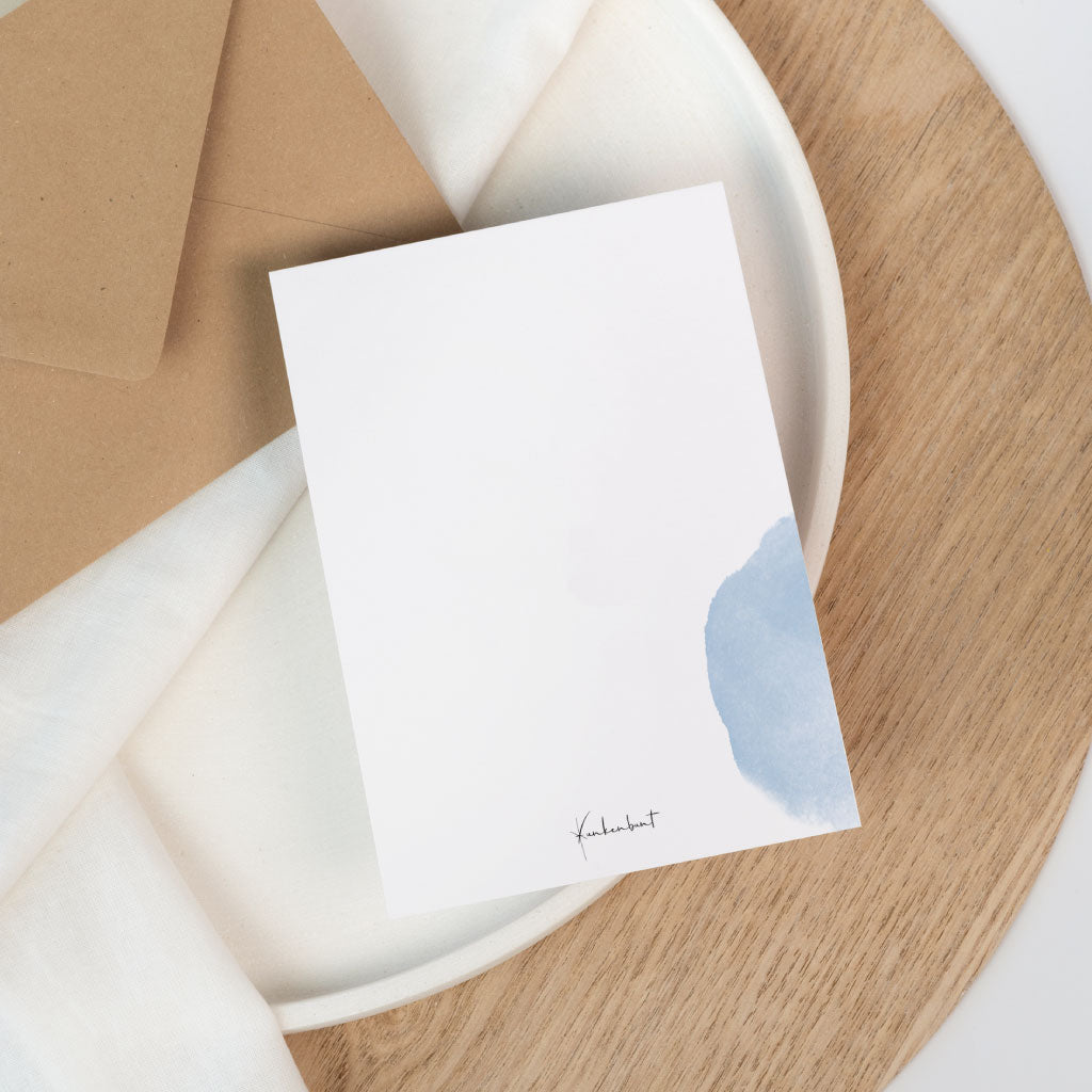 Rückseite der Klappkarte mit schlichtem Design und blauem Farbdetail, passend zur personalisierbaren Karte für Kommunion oder Konfirmation
