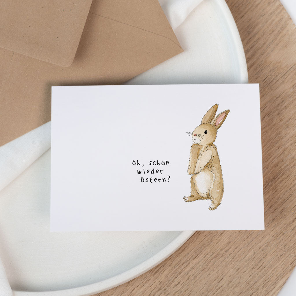Kuvert aus Kraftkarton, weiße Karte mit Osterhase