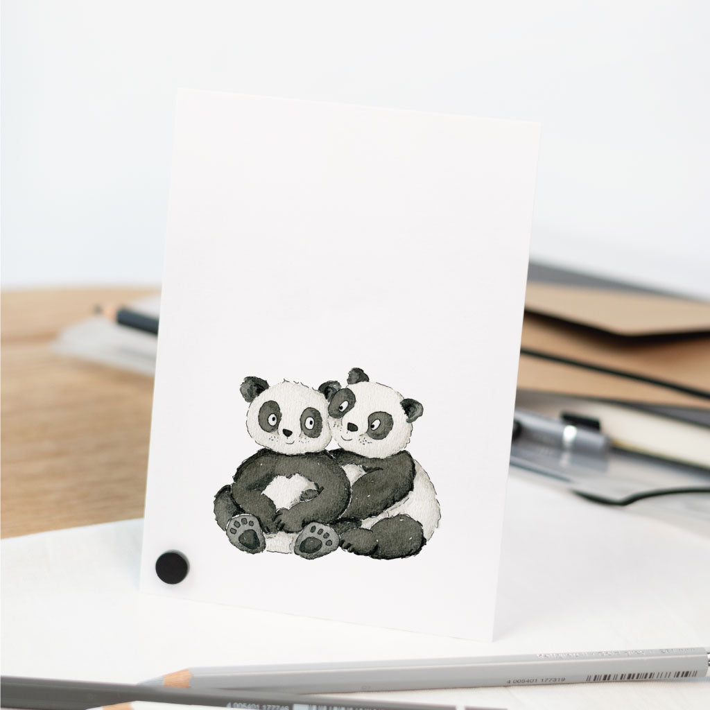 Zwei Panda Bären halten sich umarmt