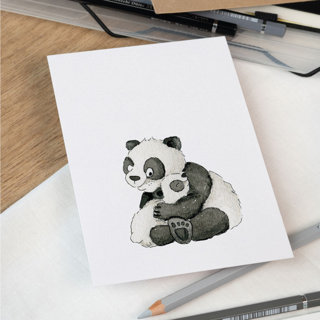 Baby Bär liegt in den Armen seiner Mama