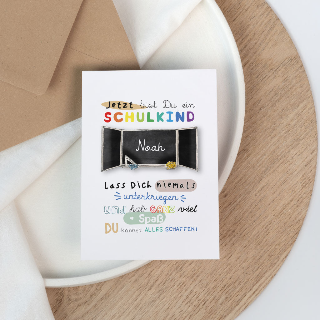 Personalisierte Glückwunschkarte zur Einschulung mit Schultafel und Affirmation