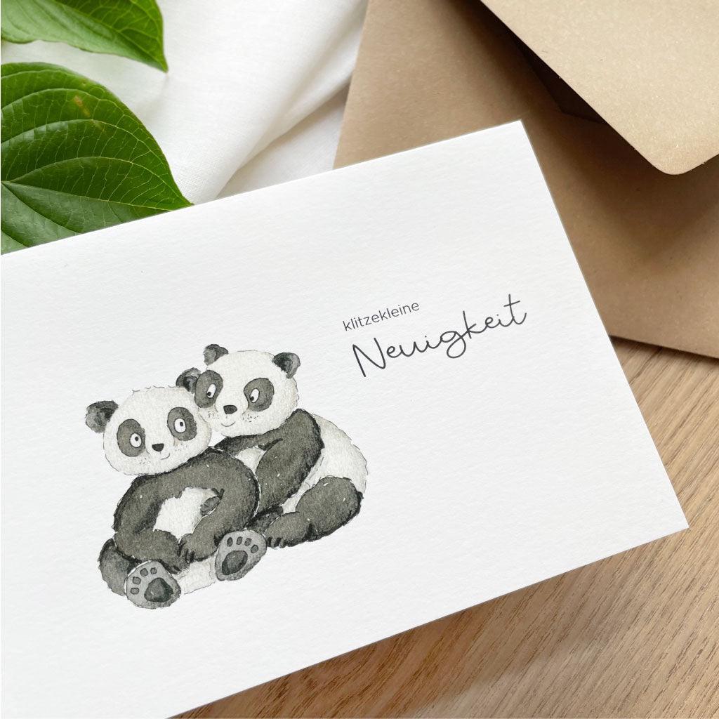 "Klitzekleine Neuigkeit" Spruch mit Mama und Papa Panda Bär als Motiv