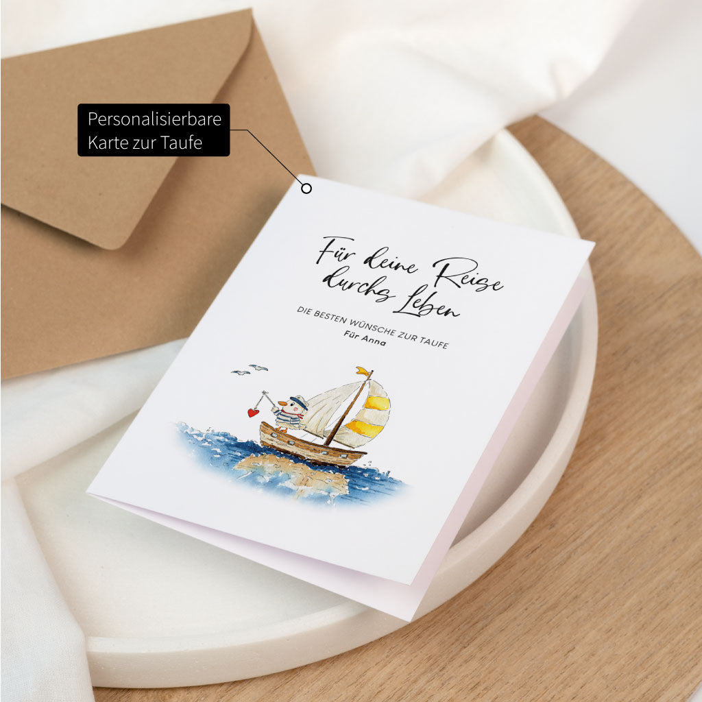 Personalisierbare Glückwunschkarte zur Taufe mit Segelboot Motiv auf dem Meer und eingedrucktem Namen des Kindes.