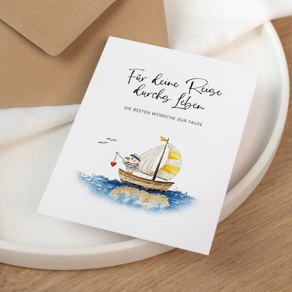Detail des handgemalten Matrosen auf seinem kleinen Schiff. Ideale Karte um zur Taufe liebevolle Worte zu verschenken.