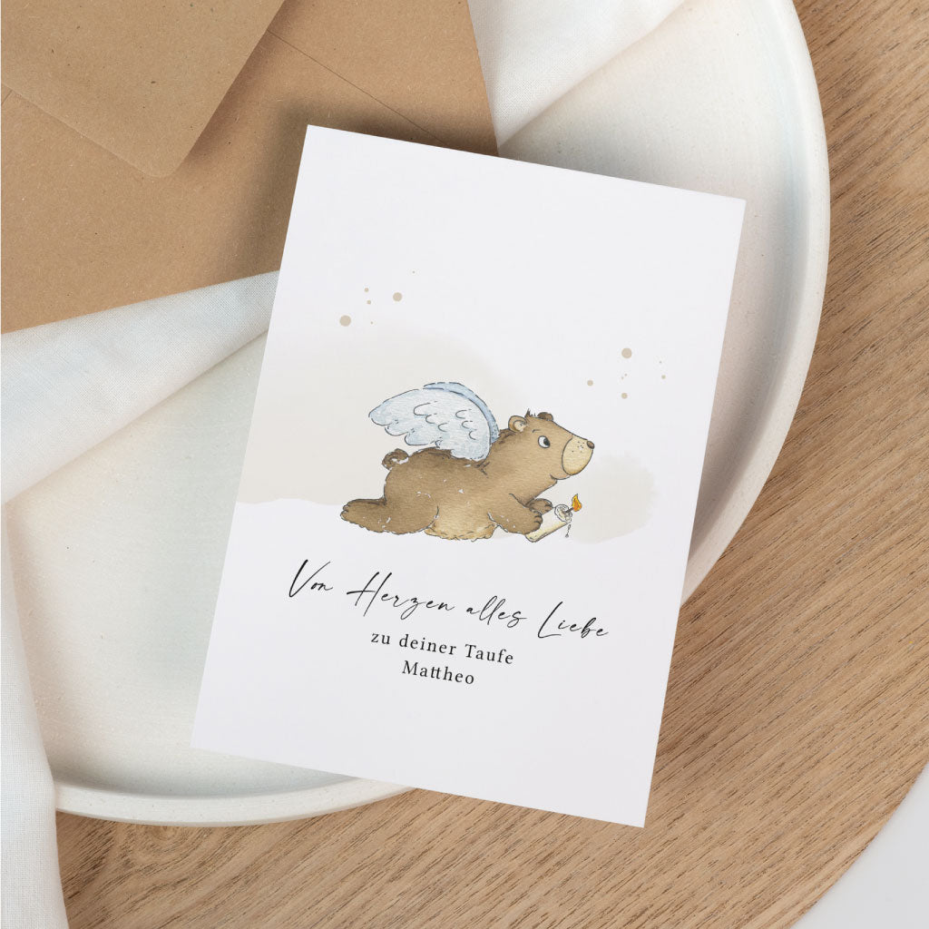 Personalisierbare Glückwunschkarte zur Taufe mit handgemaltem Bären mit Engelsflügeln und Name auf weißer Klappkarte