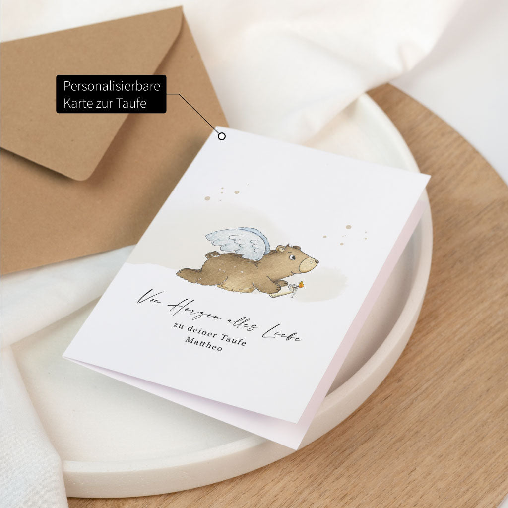 Karte zur Taufe personalisierbar mit handgemaltem Bärenmotiv, Engelsflügeln und Namen als Glückwunschkarte für ein Taufgeschenk fürs Baby