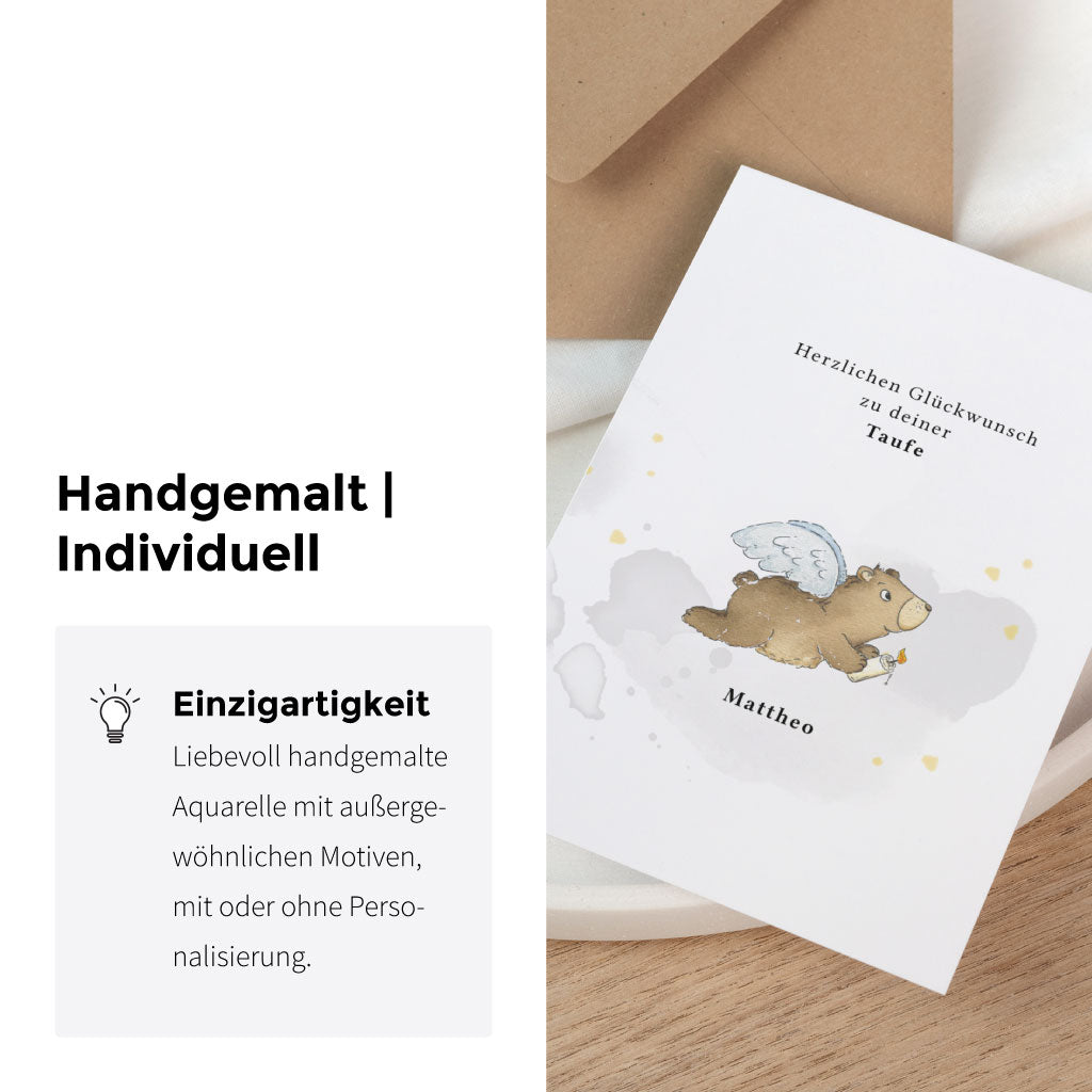 Personalisierbare Karte zur Taufe mit handgemaltem Bärenmotiv und Hinweis auf individuelles Design und liebevoll gemalte Illustration