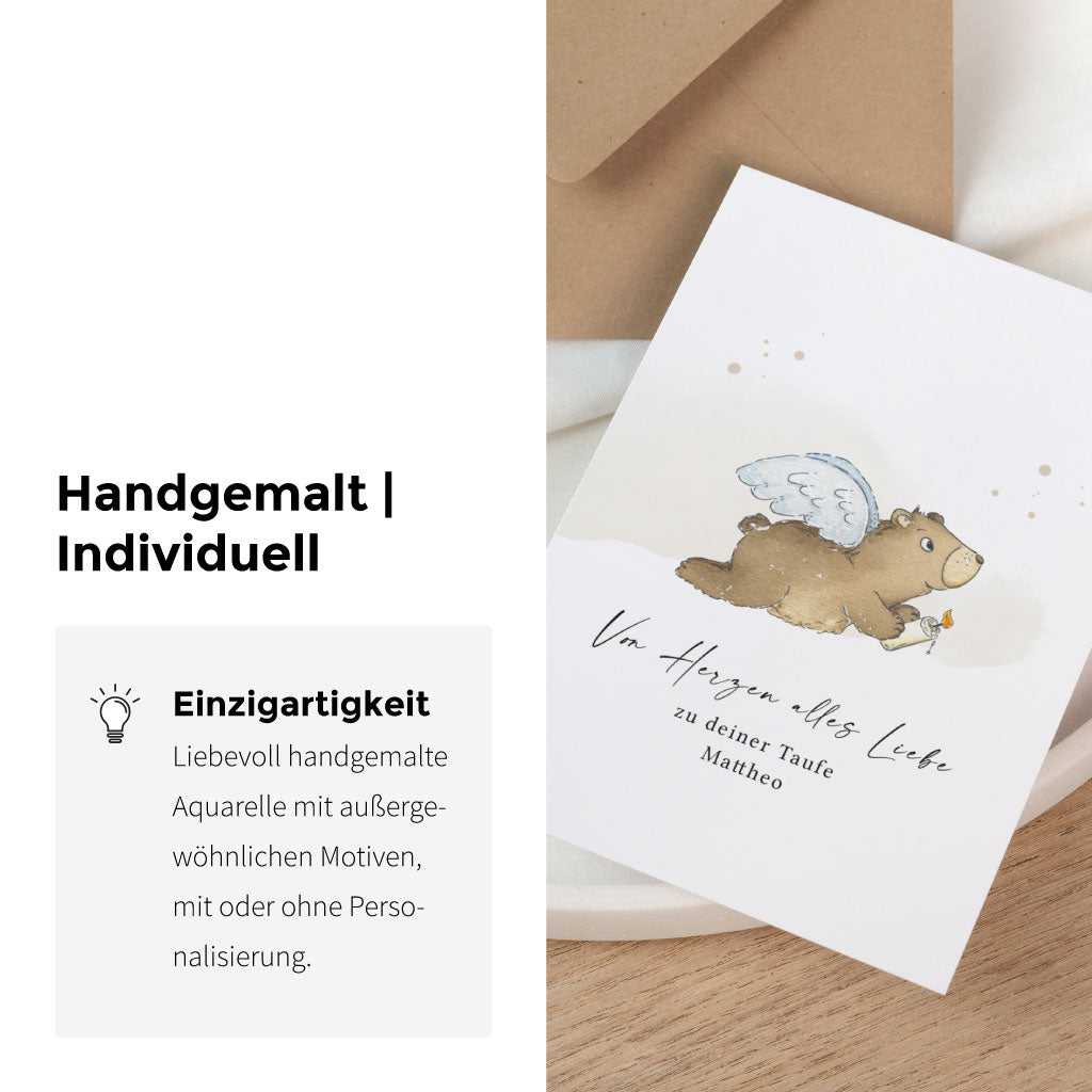 Personalisierbare Karte zur Taufe mit handgemaltem Bärenmotiv und Hinweis auf individuelles Design und liebevoll gemalte Illustration