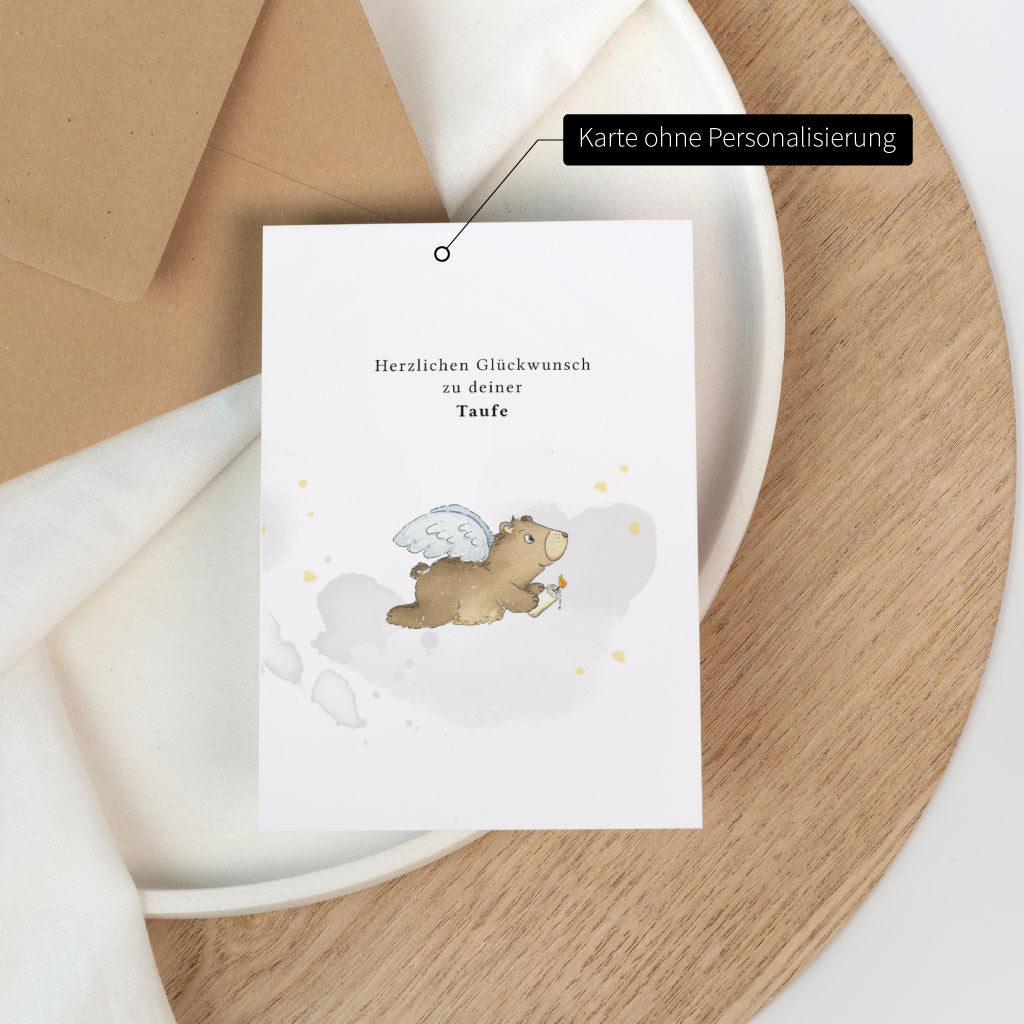 Karte zur Taufe ohne Personalisierung mit handgemaltem Bären mit Engelsflügeln auf weißer Glückwunschkarte