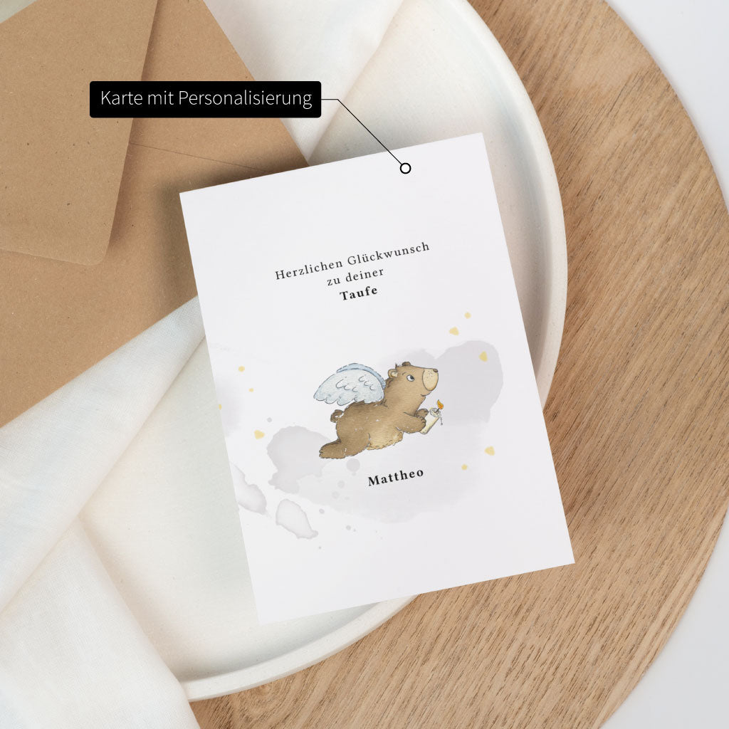 Karte zur Taufe mit Personalisierung und Name, handgemalter Bär mit Engelsflügeln als Motiv für ein Taufgeschenk fürs Baby