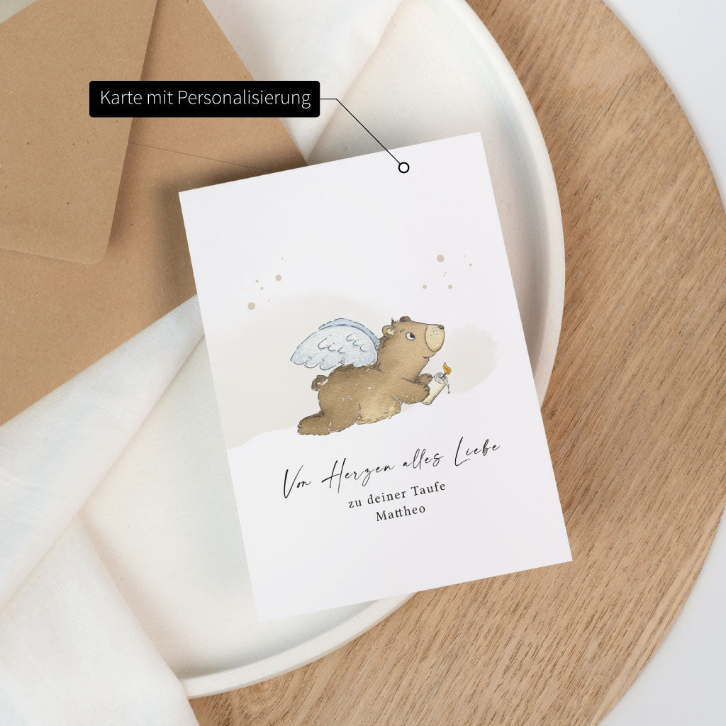 Karte zur Taufe mit Personalisierung und Name, handgemalter Bär mit Engelsflügeln als Motiv für ein Taufgeschenk fürs Baby