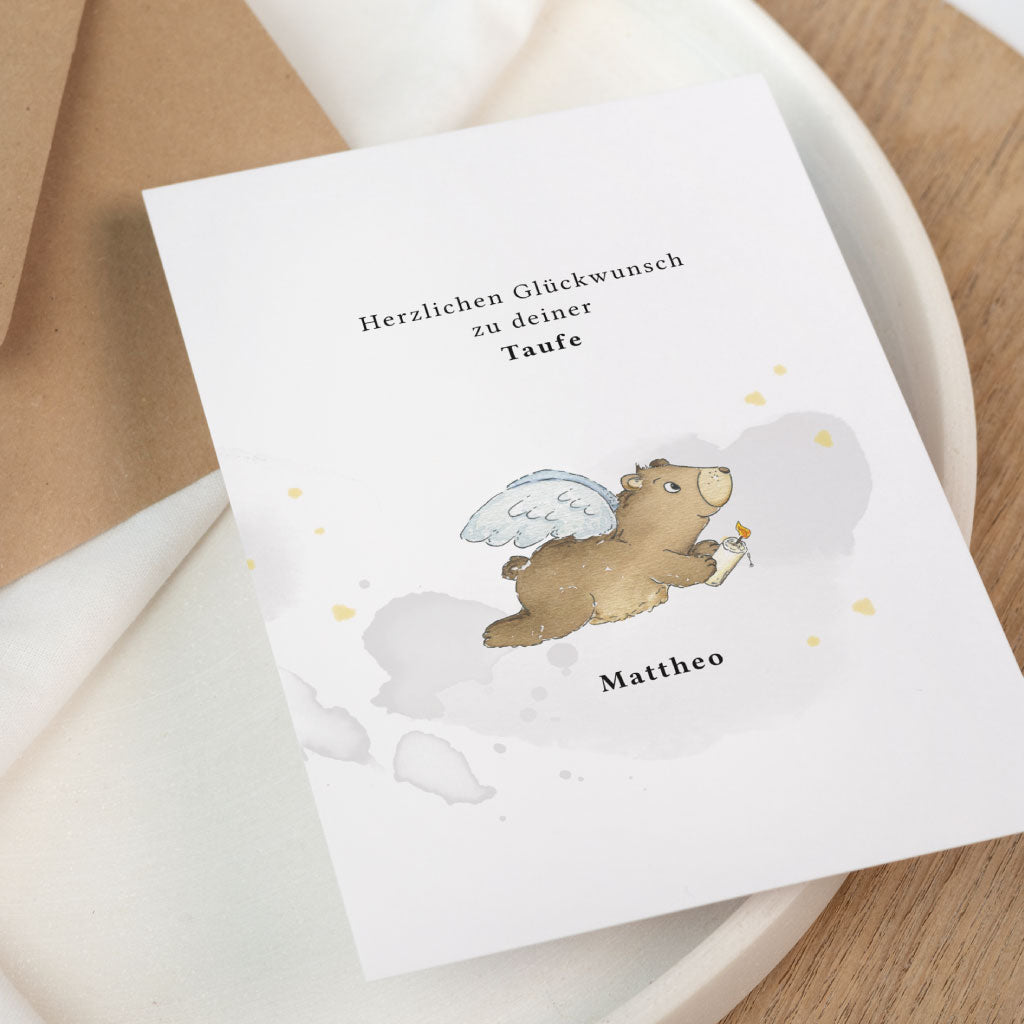 Detailansicht der personalisierbaren Glückwunschkarte zur Taufe mit Name und handgemaltem Bärenmotiv