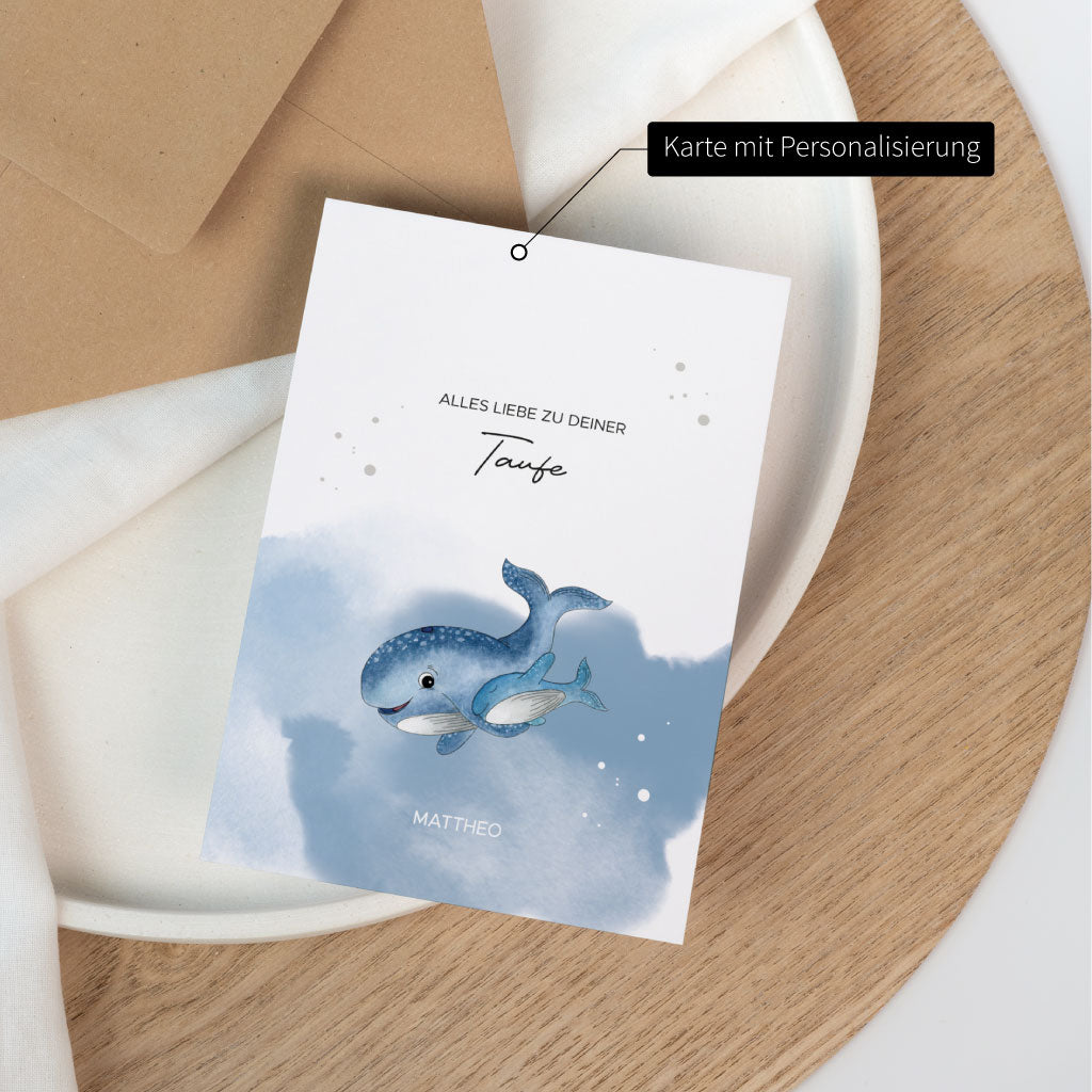 Karte Taufe mit Personalisierung und Name, handgemaltem Aquarell von zwei Walen und modernem Design als Geschenk zur Tauffeier