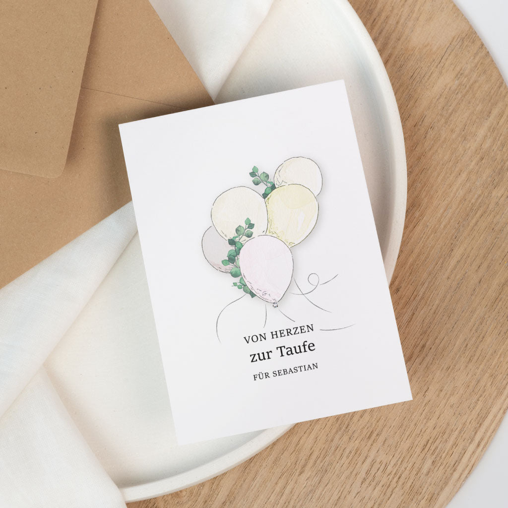 Personalisierbare Karte zur Taufe mit Luftballon Aquarell Motiv und Kraftpapier Umschlag als Taufgeschenk.