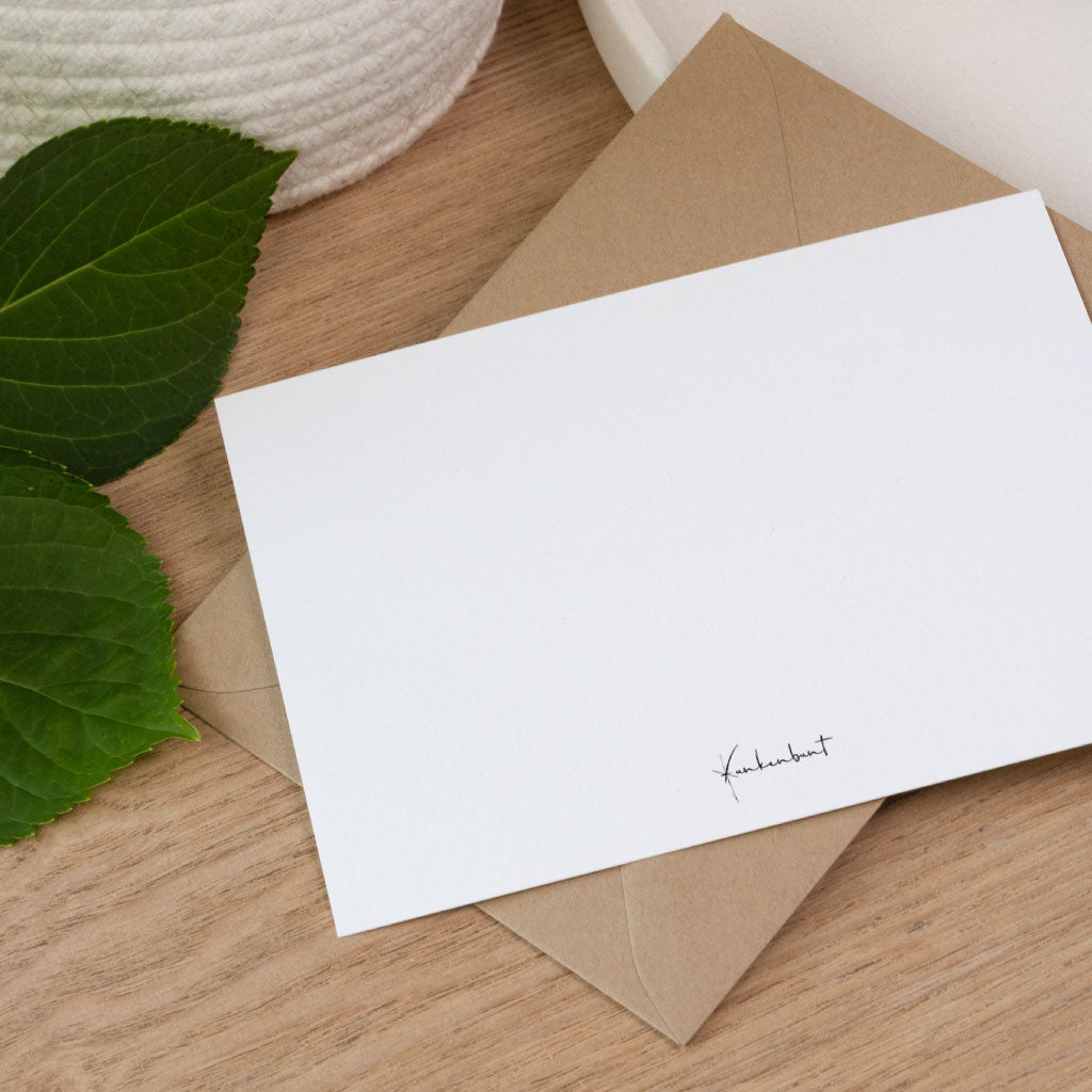 Rückseite der personalisierbaren Karte für Papa mit dezentem Funkenbunt Logo und dem passenden Umschlag aus Papier.