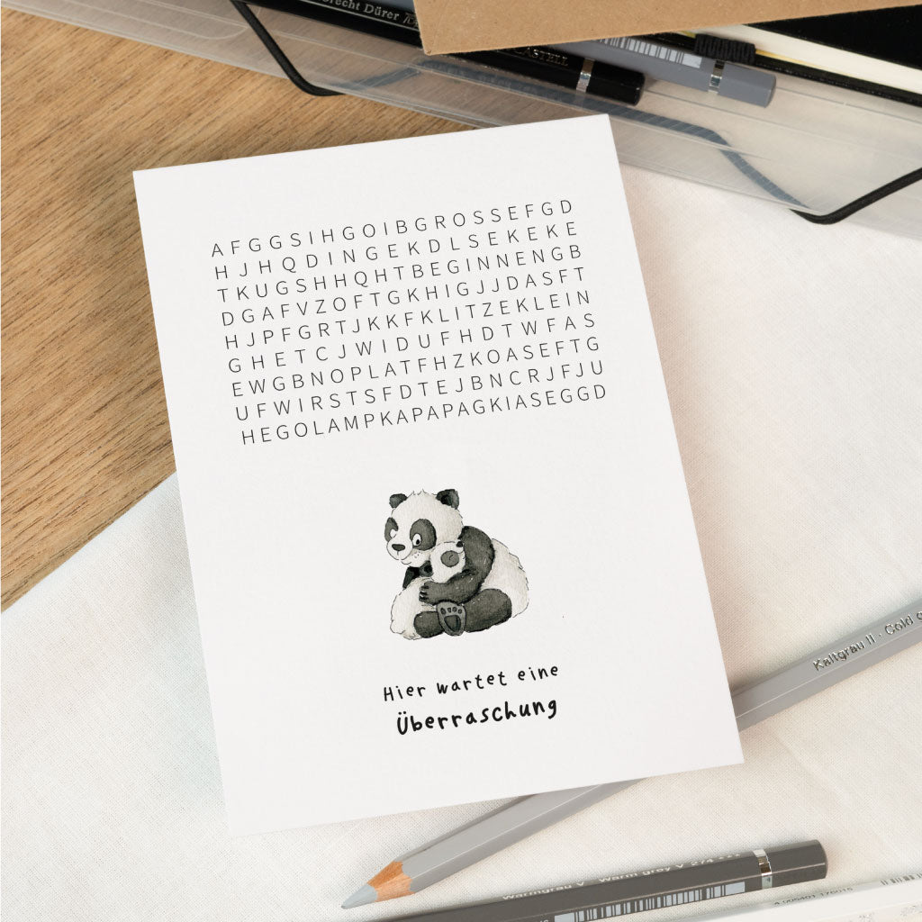 Karte mit Spruch "Hier wartet eine Überraschung" und Aquarell Motiv mit Panda Bären