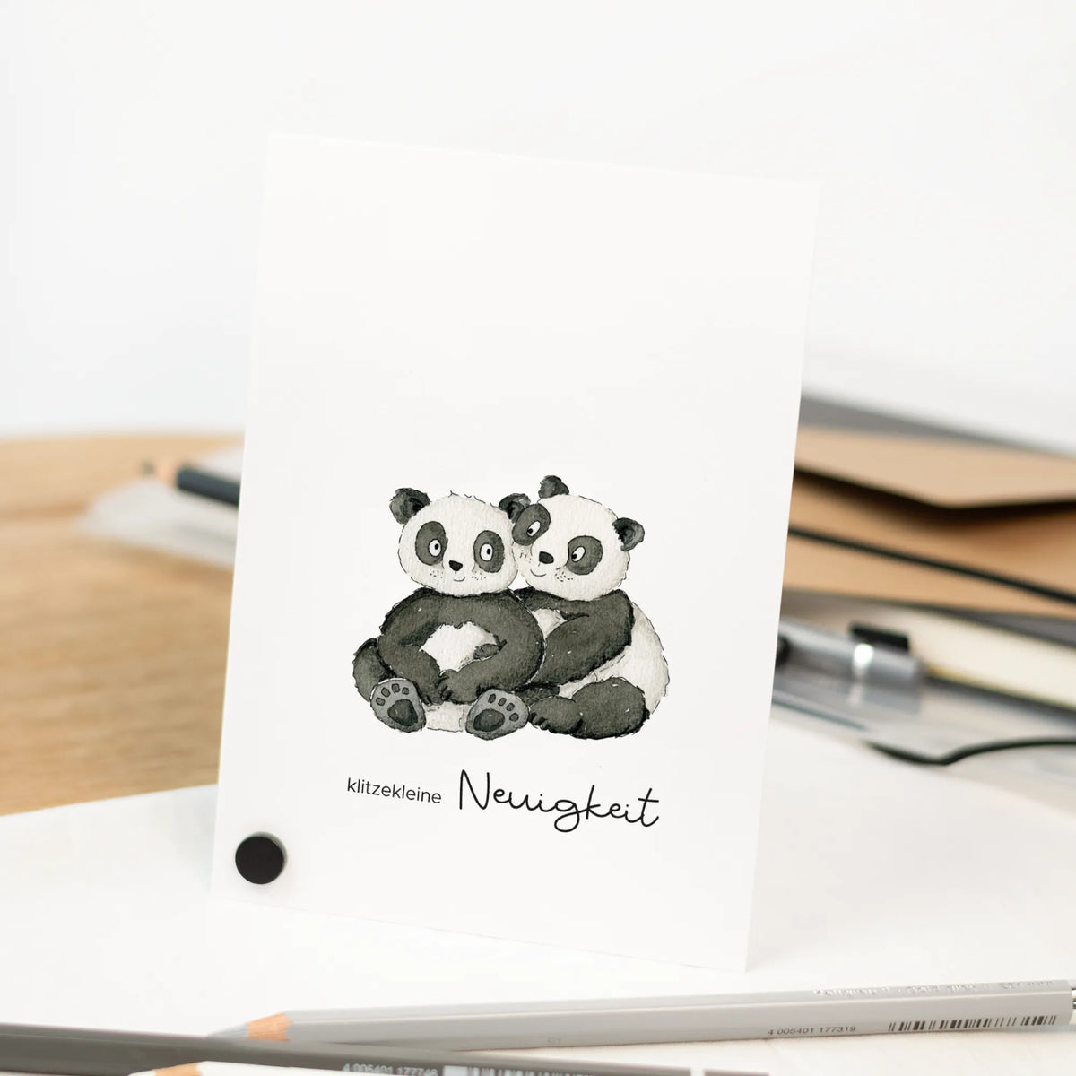 Schwangerschaftskarte mit zwei handgemalten Aquarell Pandas vor hellem Hintergrund zur Verkündung der Schwangerschaft