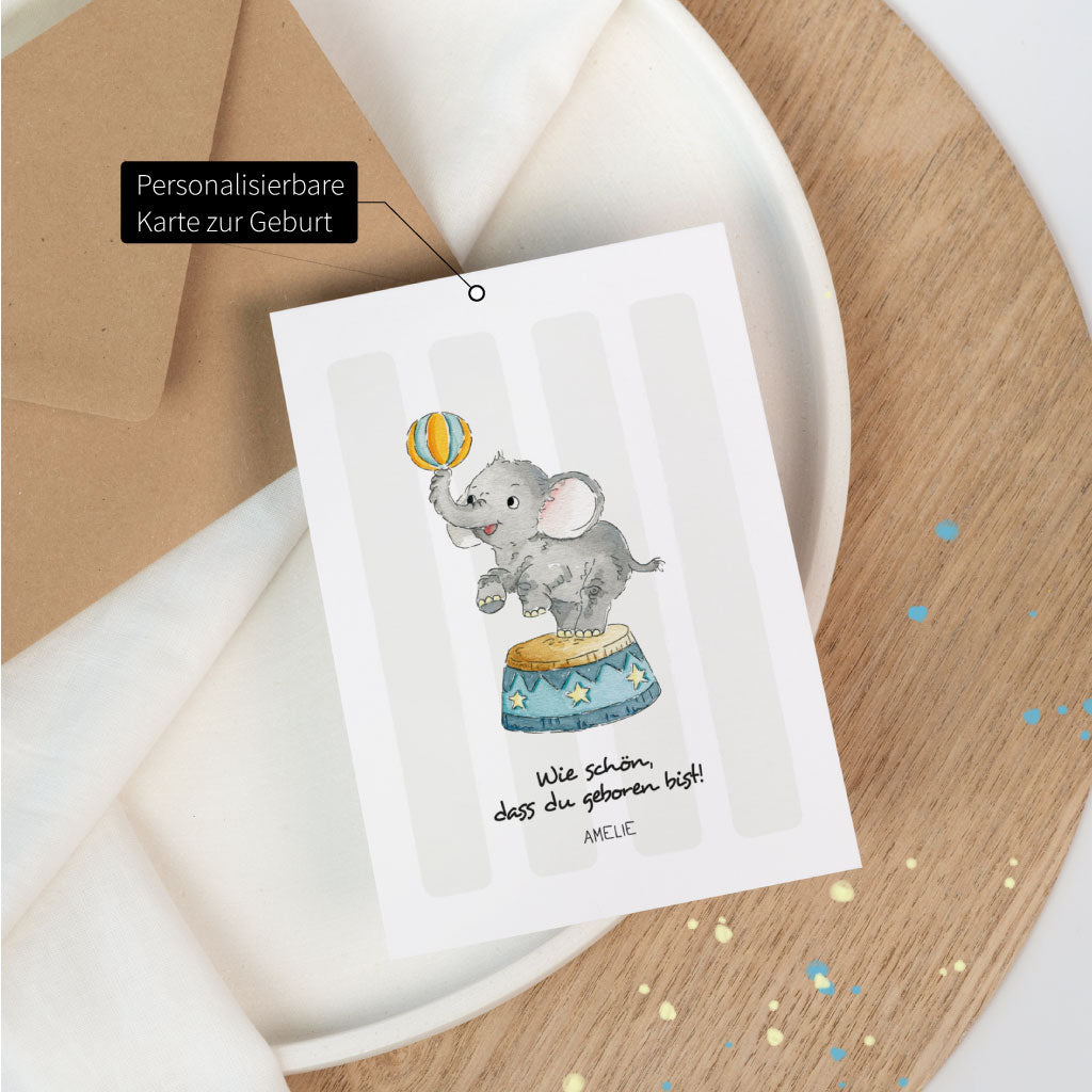 Geburt Baby Glückwunschkarte: Elefant steht auf Zirkus-Podest und hält einen Ball, Karte zur Geburt personalisierbar mit Name.
