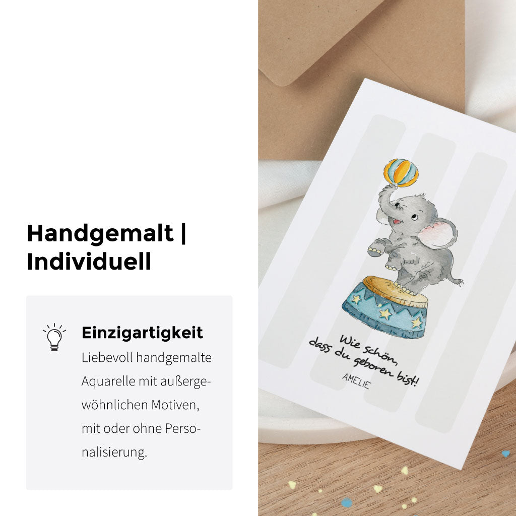 Handgemalt | individuell: personalisierbare Glückwunschkarte zur Geburt mit süßem Tier Elefant im Zirkus, dekoratives Produktbild auf Holztablett.