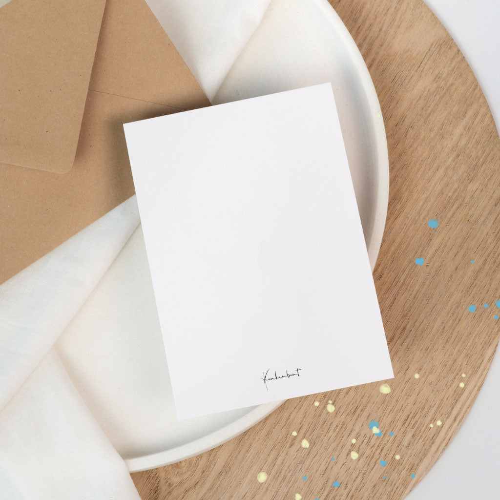 Rückseite der Karte: schlichte weiße Kartenrückseite mit kleinem Funkenbunt-Logo, liegt auf Teller neben Umschlag.