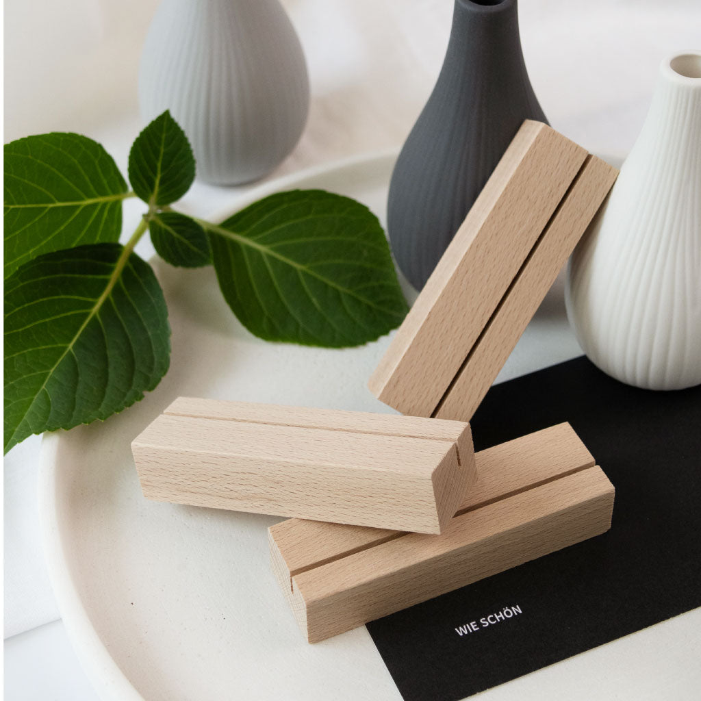 Set aus mehreren Kartenhaltern aus massivem Holz, vielseitige Kartenständer für Hochzeit und Feier.