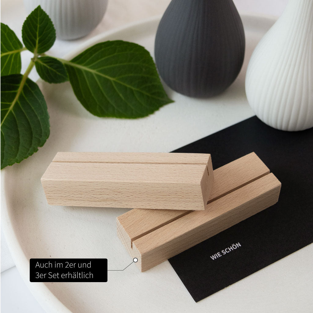 Zwei Kartenhalter aus Buche als Set, stilvolle Fotohalter aus Holz für Tischkarten oder Bilder.