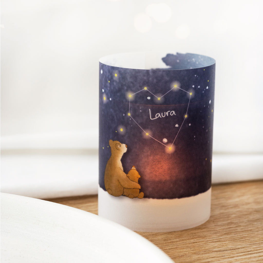 Personalisierbare Lichthülle mit handgemaltem Bärenmotiv und Sternenbild in Herzform, ideal als Trostgeschenk oder Erinnerung für Sternenkinder.