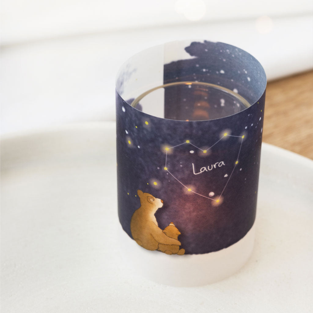 Stimmungsvolles Windlicht mit personalisierter Lichthülle aus Transparentpapier, liebevoll bemalt mit einer Bärenfamilie unter dem Sternenhimmel.