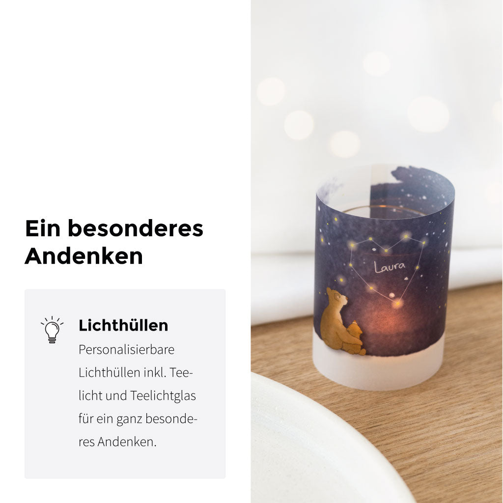 Besondere Dekoration für eine Trauerfeier: beleuchtetes Teelicht im Glas mit individueller Lichthülle und handgemaltem Aquarellmotiv.