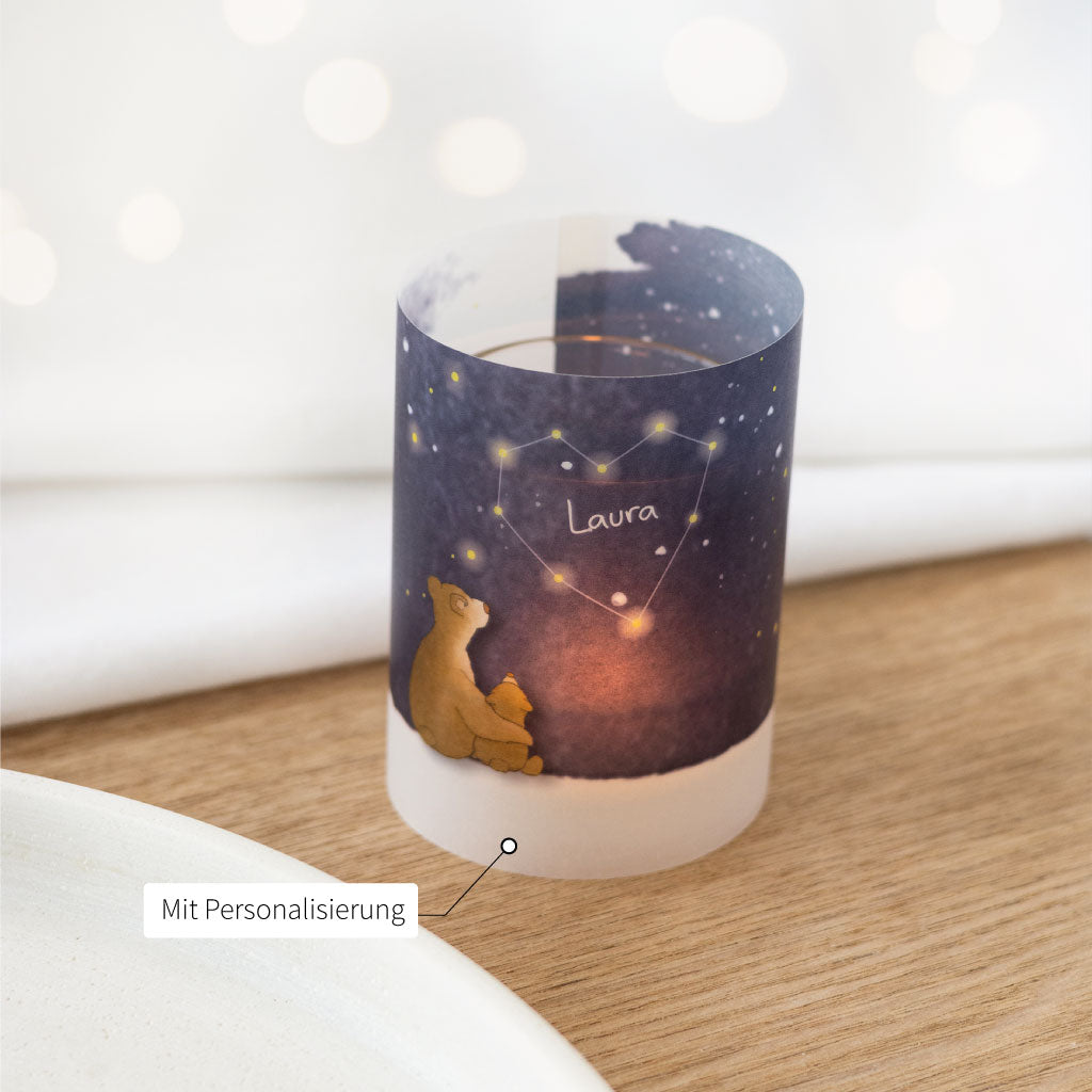 Windlicht mit Namen personalisiert – zarte Lichtdekoration mit Trauermotiv, liebevoll gestaltet zur Erinnerung an einen geliebten Menschen.