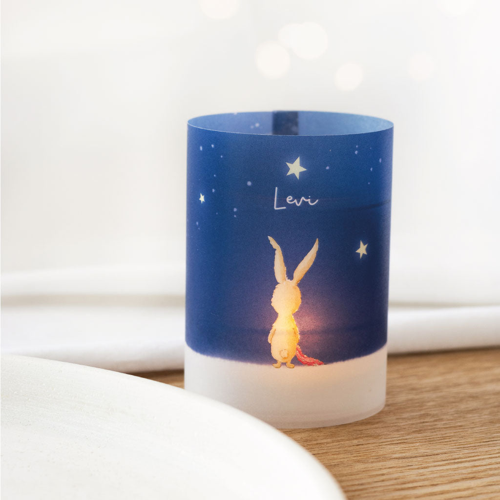 Personalisierbare Lichthülle aus Transparentpapier mit handgemaltem Aquarellmotiv eines kleinen Hasen unter Sternenhimmel, ideal als Trostgeschenk oder Erinnerung an ein Sternenkind.
