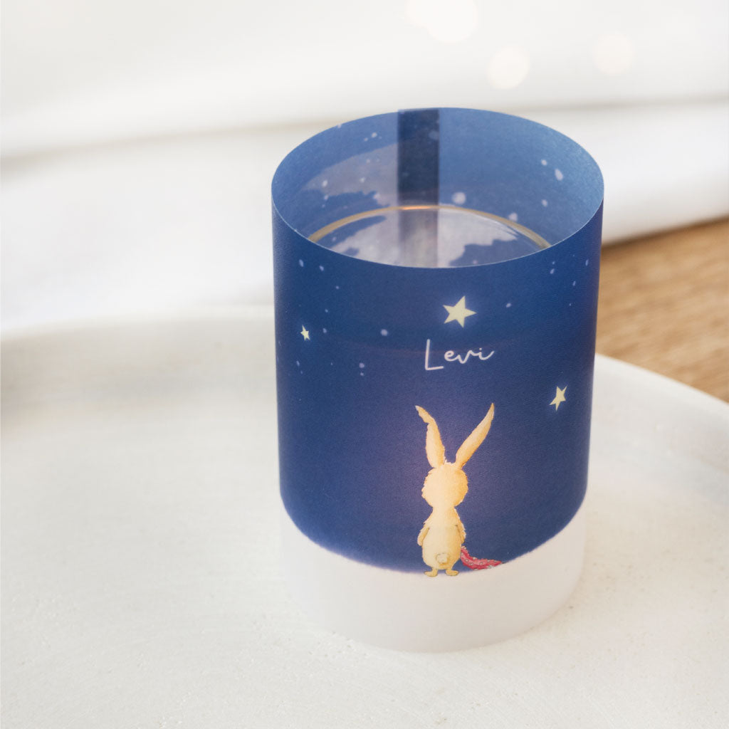 Dekoratives Windlicht mit Lichthülle „Levi“ – Aquarellmotiv Hase bei Nacht, liebevoll gestaltet als Andenken oder Trauergeschenk.