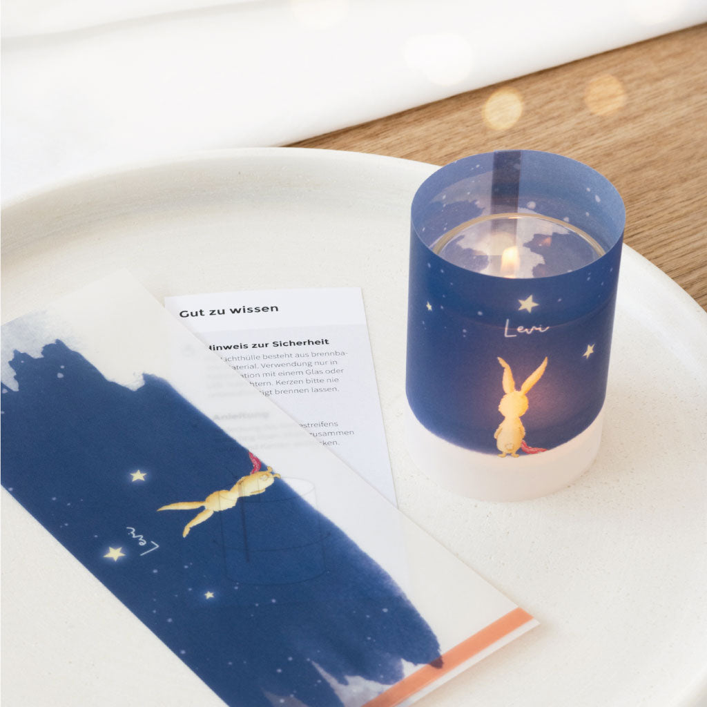 Set aus Lichthülle, Teelicht und Glas mit handgemaltem Hasenmotiv, liebevoll gestaltet als Erinnerung und Trostspender bei Verlust eines Sternenkindes.