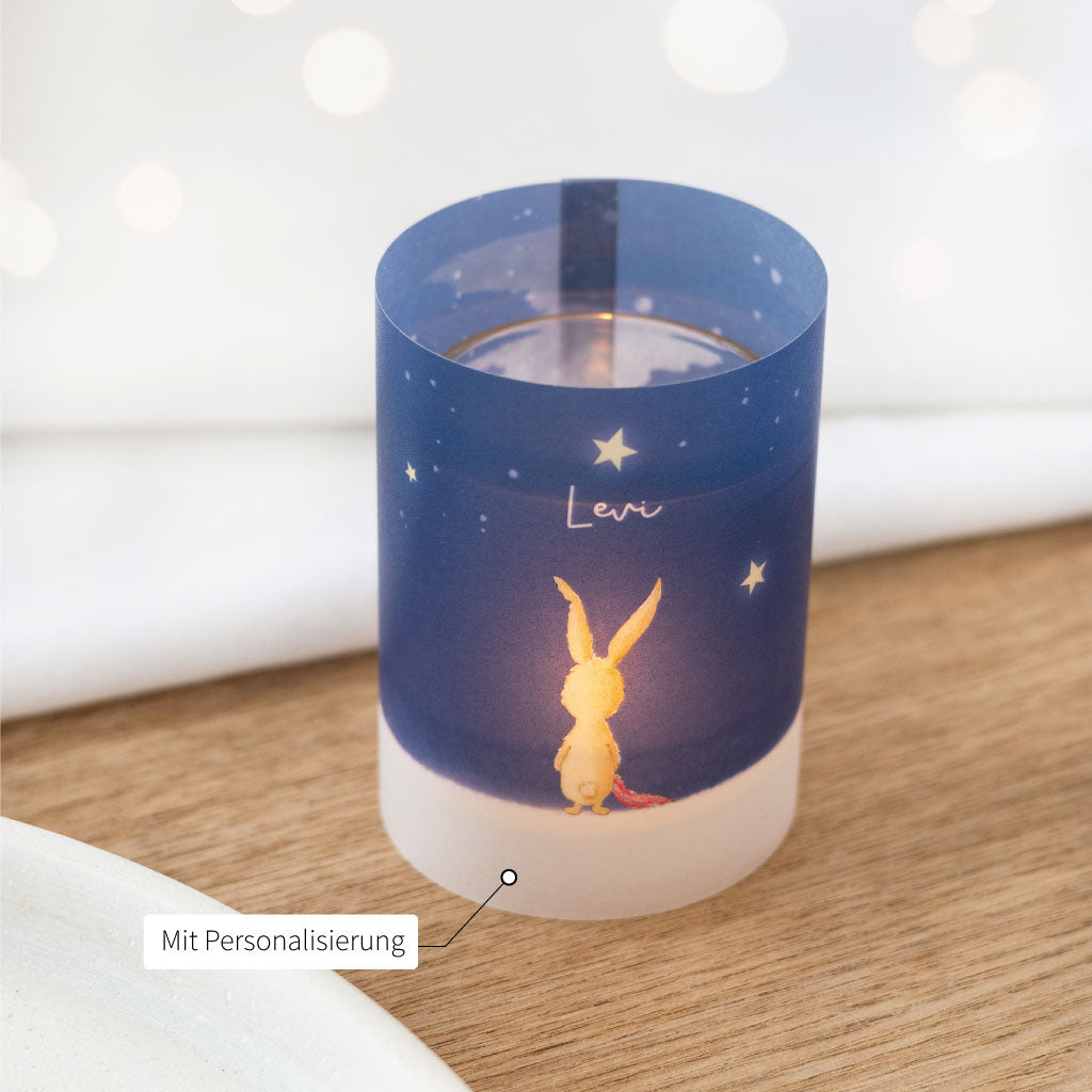 Windlicht mit personalisierter Lichthülle als liebevolle Erinnerung, ideal als Dekoration zur Trauerfeier oder als stilles Trostgeschenk.