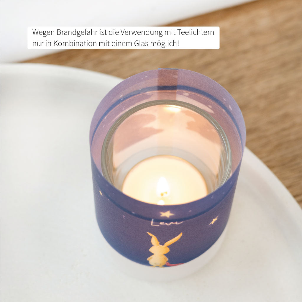 Sicher verwendetes Windlicht mit Lichthülle aus Transparentpapier und Teelichtglas – stilvoll und berührend als Andenken oder Trauerdekoration.