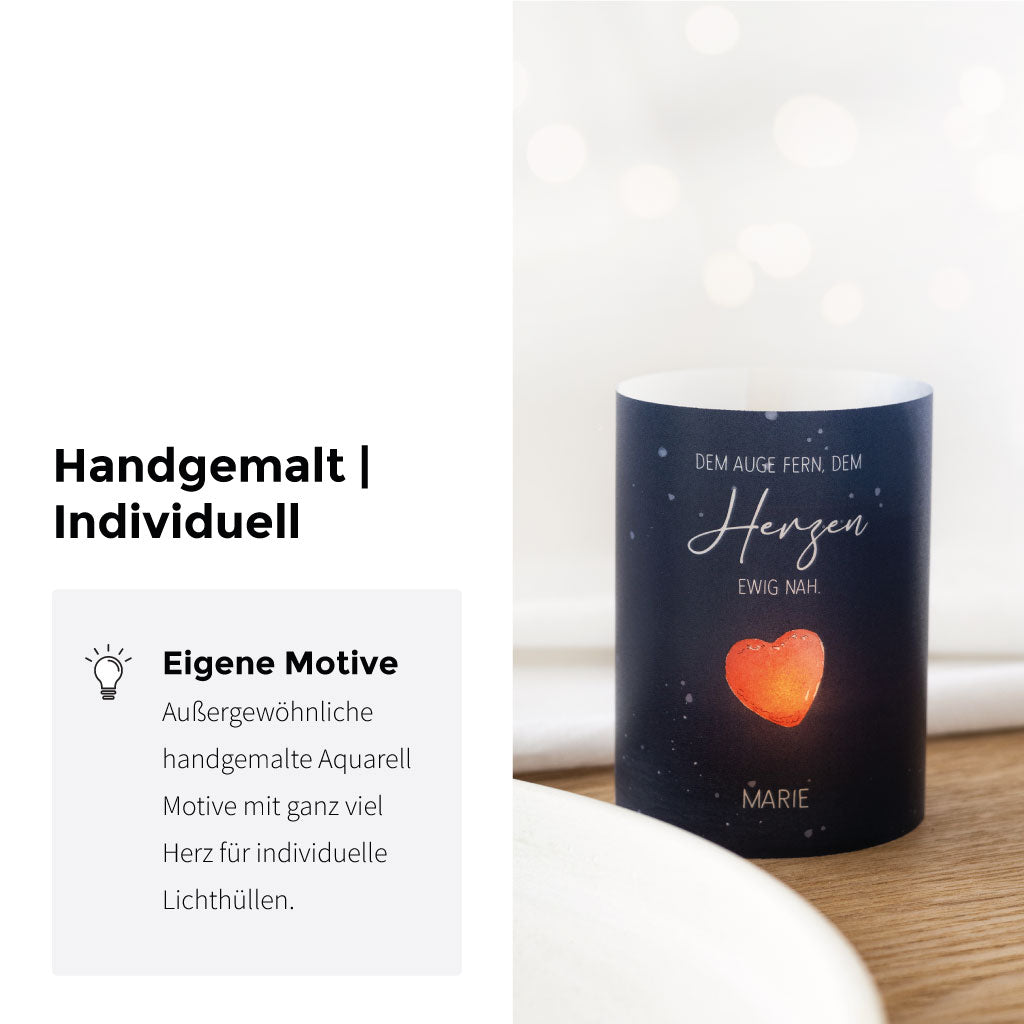 Hochwertige Lichtdekoration für Gedenkanlässe: liebevoll gestaltete Lichthülle mit Herz-Aquarell auf nachtblauem Hintergrund.