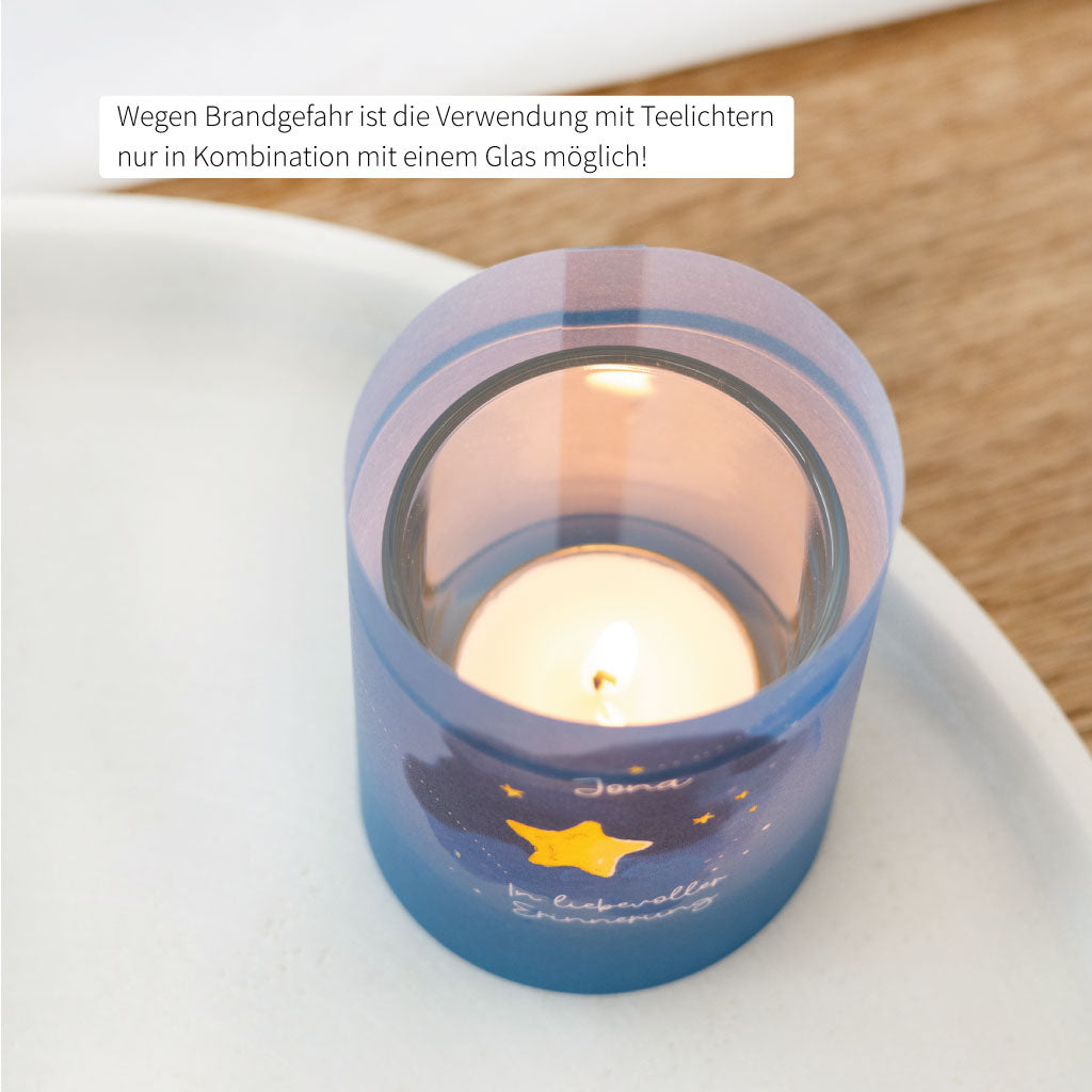 Windlicht ohne Namenspersonalisierung, zeigt eine gelbe Sternenillustration vor dunklem Aquarellhimmel – stilvolle Dekoration zur Trauerfeier oder als Erinnerung.