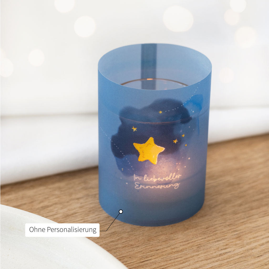 Blick von oben auf eine brennende Kerze im Glas mit Lichthülle – sicheres Trauergeschenk mit stimmungsvollem Aquarelldesign.
