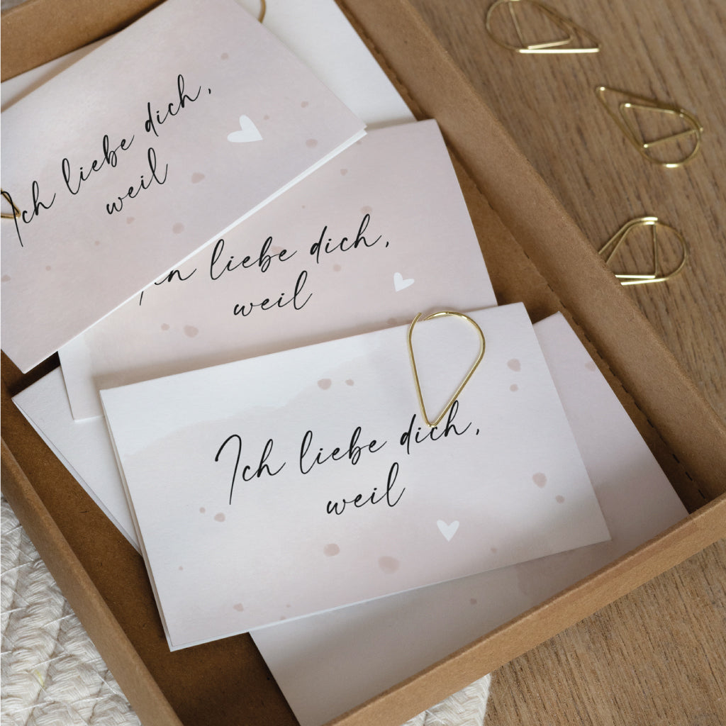 Detailaufnahme der Mini Klappkarten mit zartem Aquarell-Hintergrund und Aufschrift „Ich liebe dich, weil“ – perfekte Vorlage für individuelle Gründe, warum ich dich liebe.