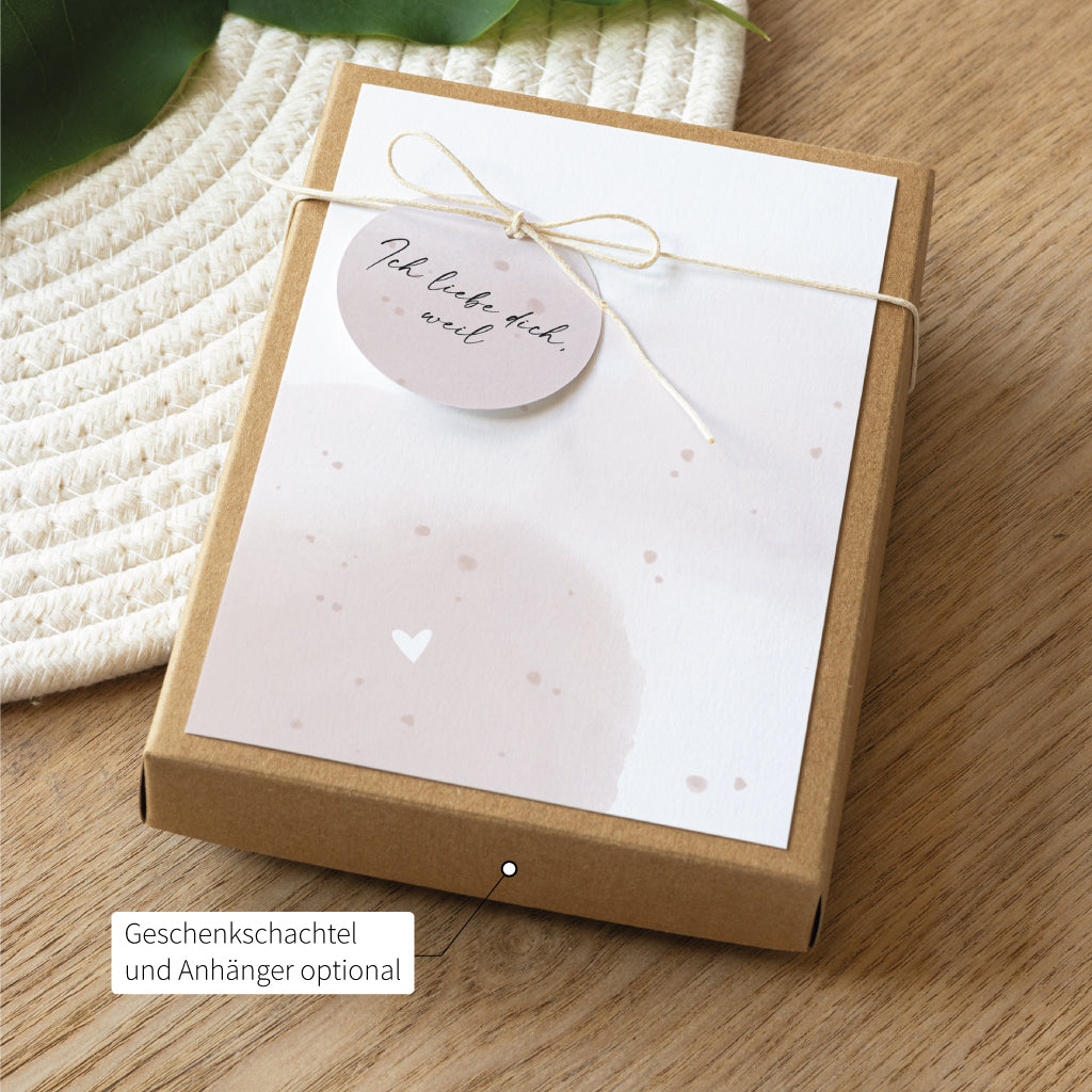 Geschenkverpackung mit Aquarellkarte und Anhänger, sorgfältig gebunden – eine schöne Möglichkeit, persönliche Liebesbriefe stilvoll zu überreichen.